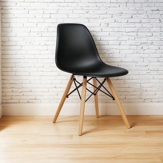 Silla Charles Eames blanca con patas de madera 82x47 cm