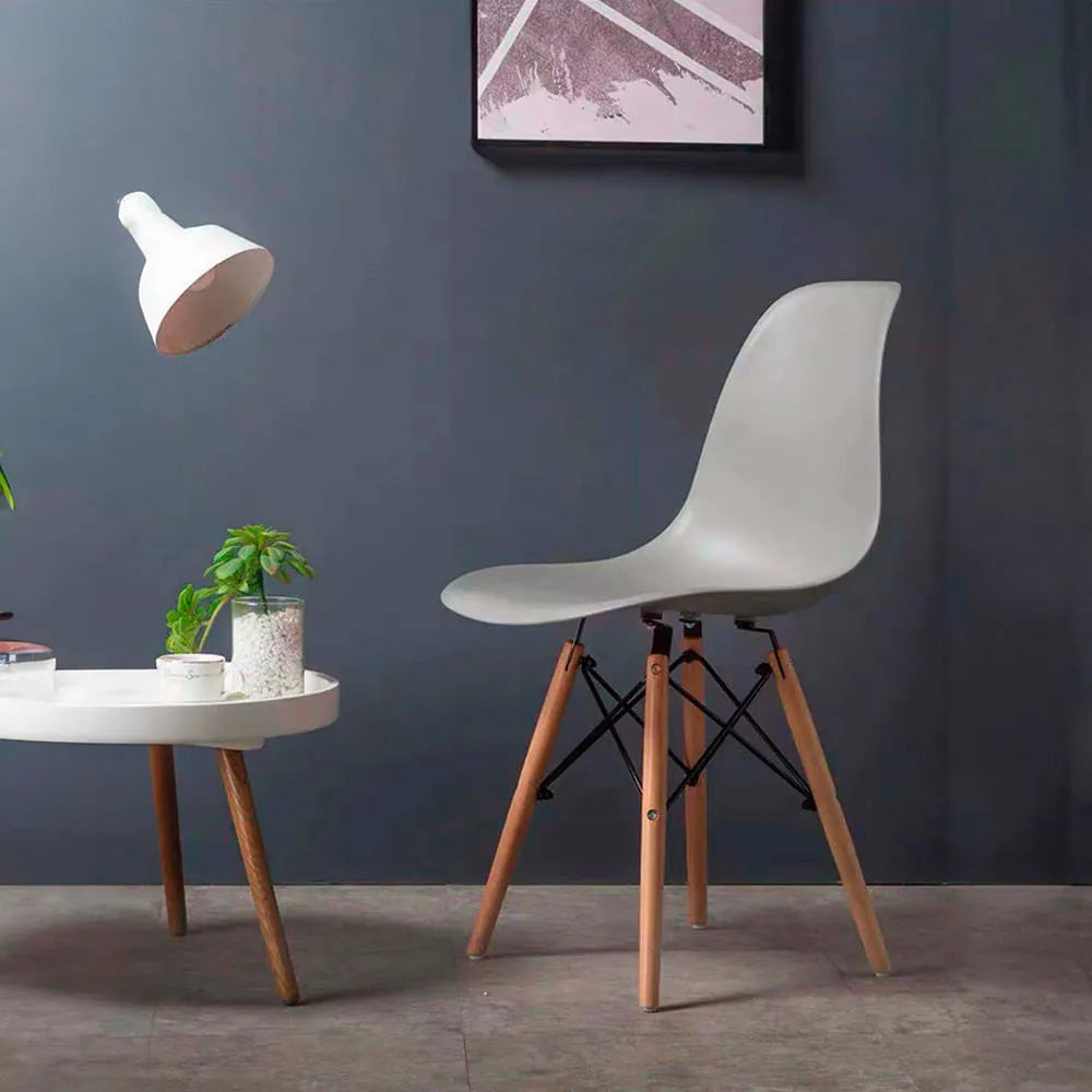 Silla Charles Eames blanca con patas de madera 82x47 cm
