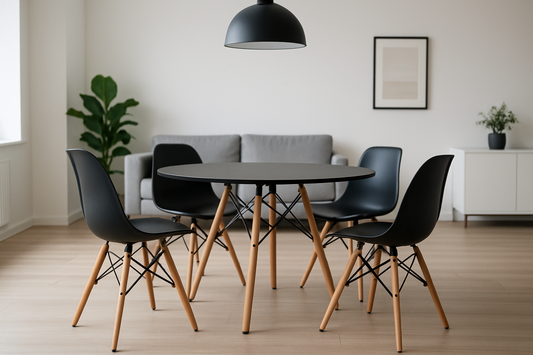 kit de 4 sillas eames color negro con patas de madera y una mesa redonda tipo eames con patas de madera en una sala u oficina moderna