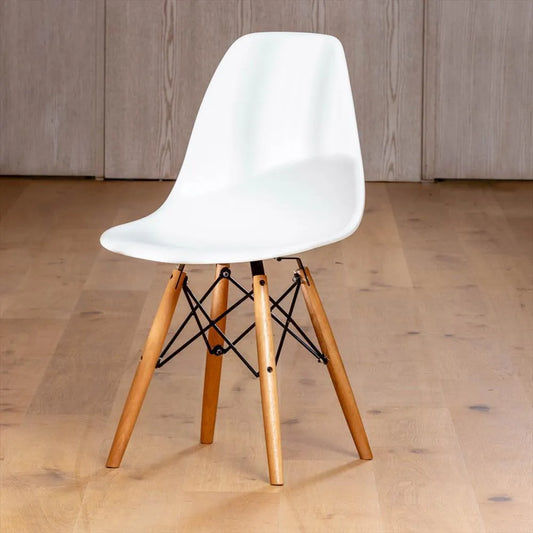 Silla Charles Eames blanca con patas de madera 82x47 cm